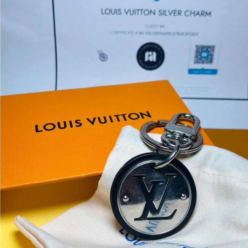 Louis Vuitton LV Circle Keychain / Bag Charm – Authentic - Picture 5 of 12